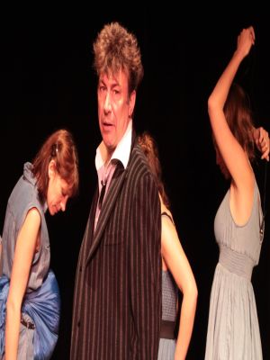 Affiche du document #Metoo Théâtre : Des comédiens dénoncent le sexisme et le phénomène de cour aux 3T