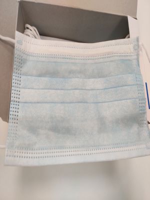 Affiche du document En attendant les médailles, le CHU de Toulouse distribue des masques moisis ou non-médicaux à des soignants